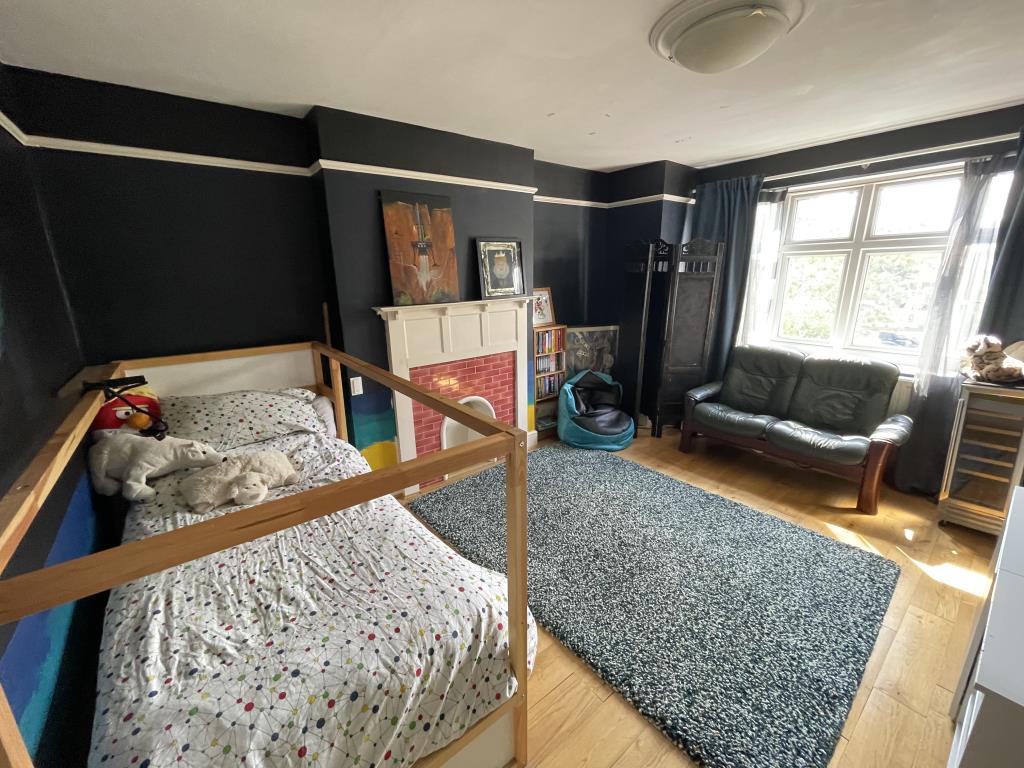 Lot: 76 - SEMI-DETACHED HOUSE FOR IMPROVEMENT - bedroom 1 on the first floor